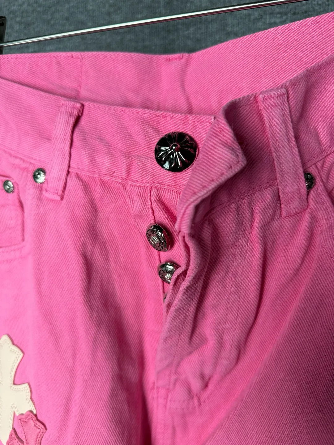 P270 💰 (Top version) CHROME HEARTS 25ss dopamine light pink cross leather washed jeans - Full of exploring the ultimate in fashion, Chrome Hearts' new Chrome Hearts pants not only present a unique style, the fresh ice blue looks particularly youthful and energetic. The mid-high waist design is paired with a lazy and casual style, which not only shows long legs but also maintains a casual feel. It is a must-have fashion choice for trendy men and trendy women. Color: Dopamine powder Size: 28-30-32-34 (corresponds to S-M-L-XL)